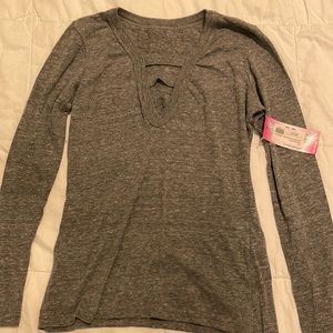 Long sleeve v-neck.